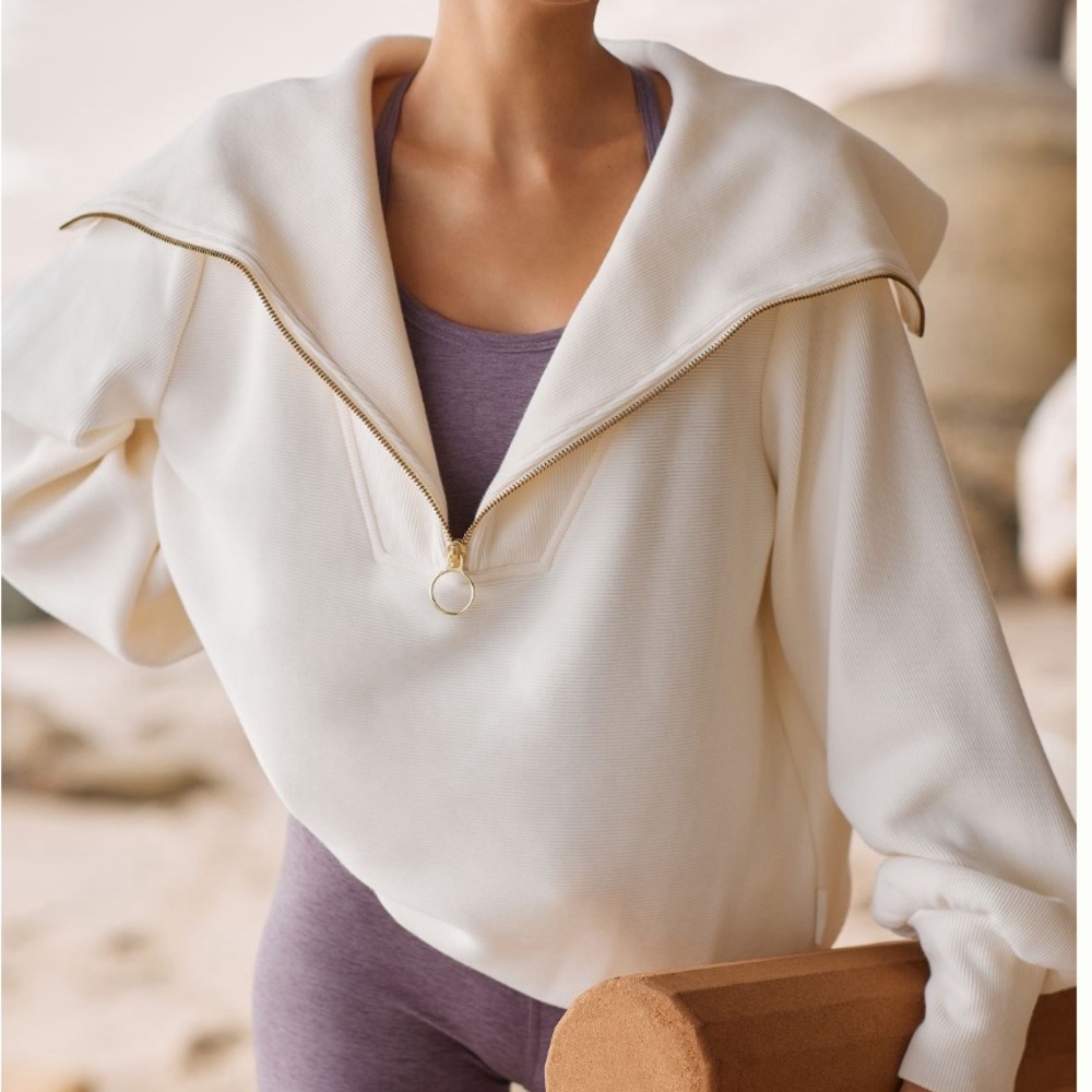 Excellent condition Varley pullover. Note the zipper color in actual shirt.